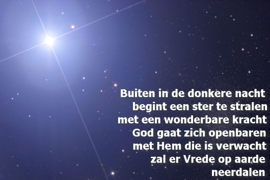 Buiten in de donkere nacht begint een ster te stralen met wonderbare kracht; God gaat zich openbaren; met Hem die is verwacht zal er Vrede op aarde neerdalen